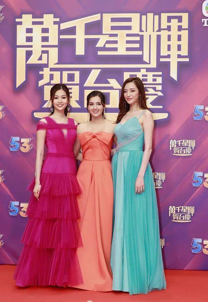 原创tvb台庆晚会斗艳梁咏诗蔡思贝等女星露背露腿秀身材
