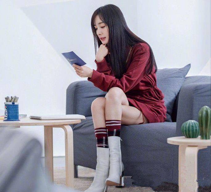 佟丽娅不得了,把靴子当袜子来穿,网友:这腿快细过杨幂了_双腿_显得