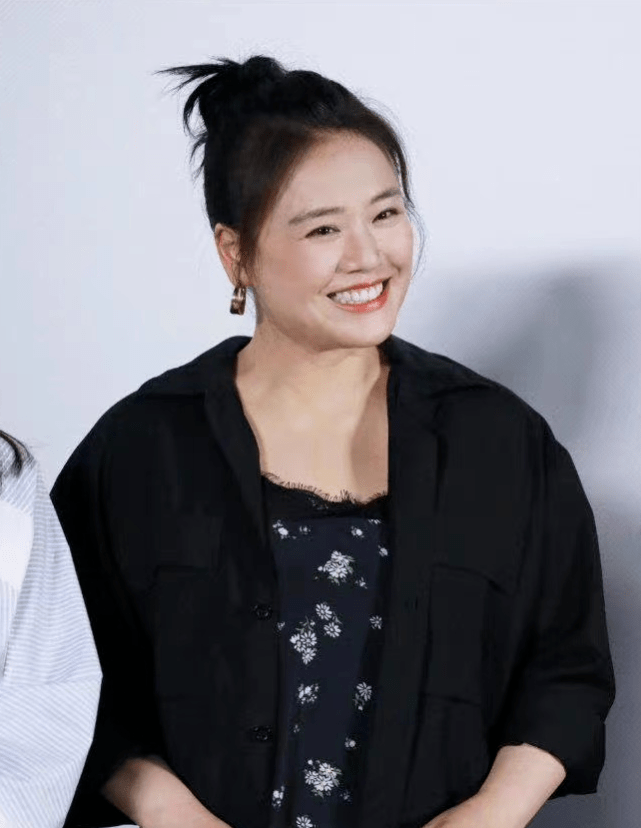 马思纯回国后首次公开亮相!