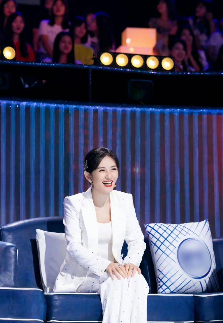 谢娜越穿越有气质,一袭白色西装美腻了,怎么看都不像39岁_版型_视觉