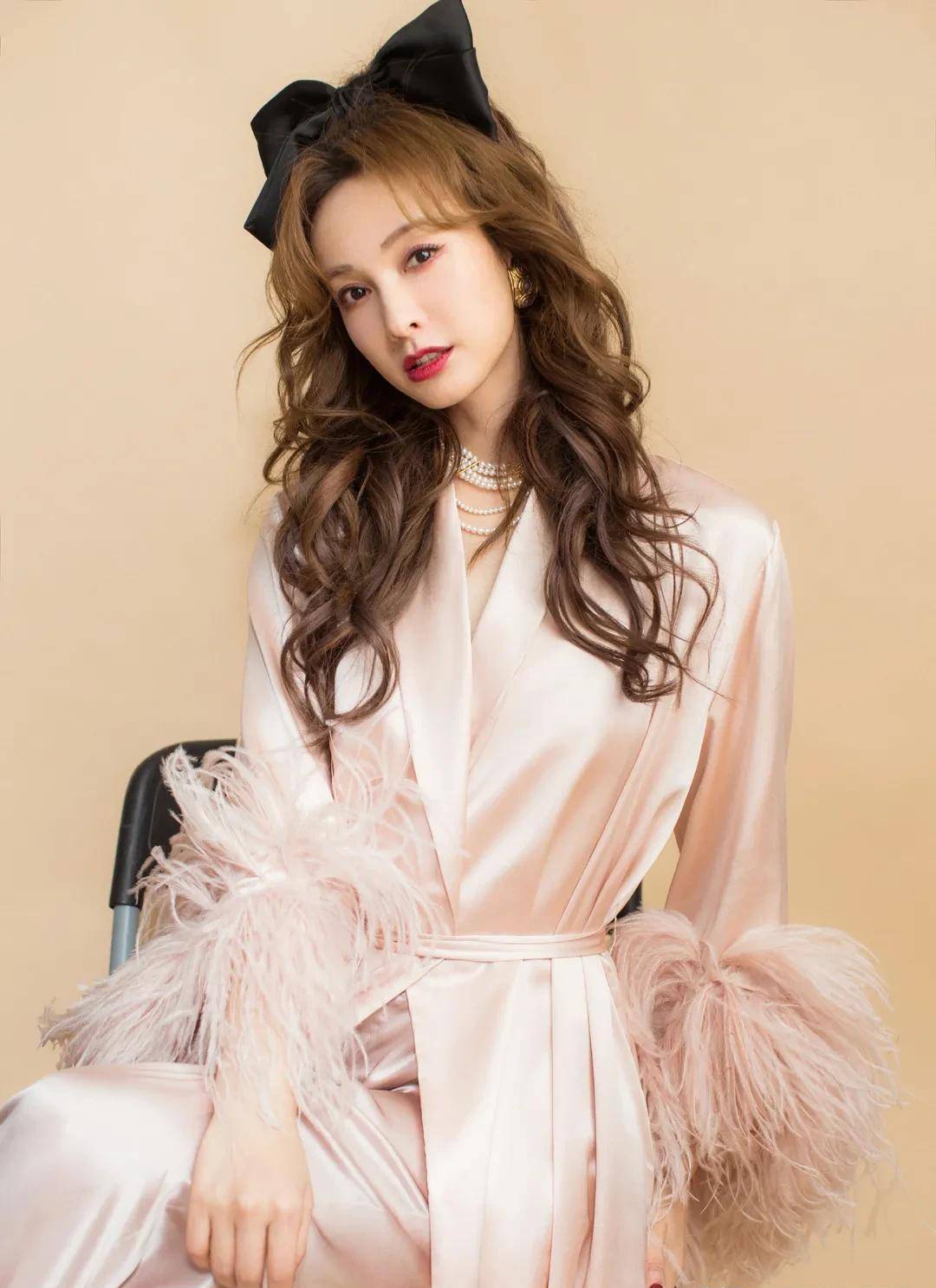 参加综艺节目的中的造型也都很不错,粉色睡衣套装慵懒又优雅,蝴蝶结