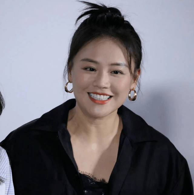 马思纯回国后首次公开亮相!