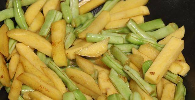 它和土豆太配了,老爸经常这样做,家里米饭不够吃,太费米_四季豆_小条