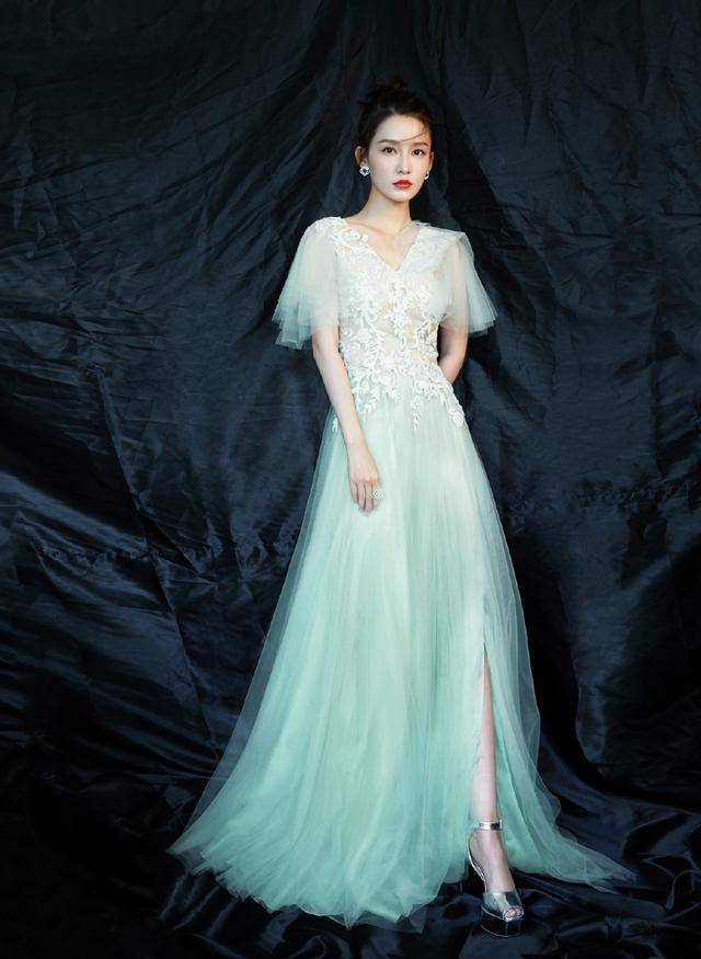 李沁这一身浅绿色的网纱礼服裙在两边使用上轻薄的网纱面料很好的衬托