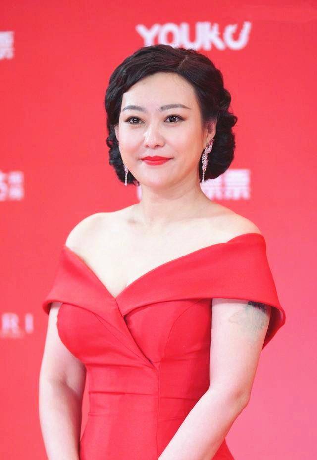 原创郝蕾新官上任好阔气穿印花套装好有型举止时尚文雅