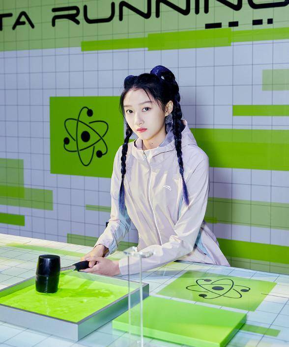 关晓彤穿紧身裤站台,看清她的真实腿型,才知道鹿晗眼光有多毒_造型