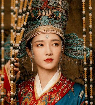 因此不仅王凯的翅帽是历史上确而有之的,江疏影大婚时候的凤冠霞帔