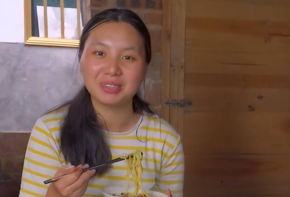 牛爱芳穿拖鞋上山干活惹争议,小春花让粉丝买坏榴莲,网友:封杀_视频