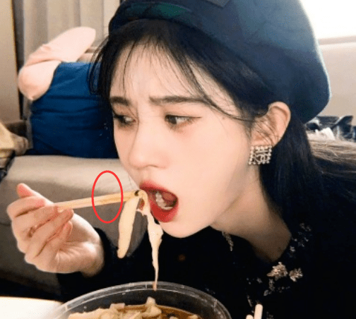 筷子的细节却将她出卖,剧里这样演早红了_照片_表情_面的