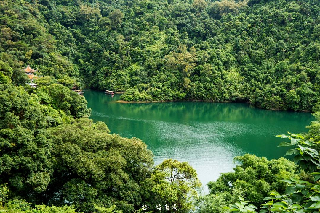 肇庆有座“天下第一大鼎”，总重量16吨，旁边是美似仙境的天湖