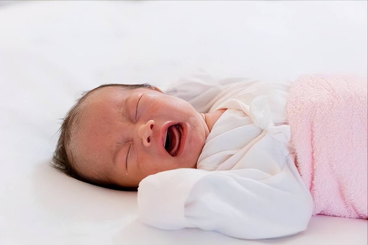 新生儿频繁吐奶是怎么回事？可能是这几个原因导致的