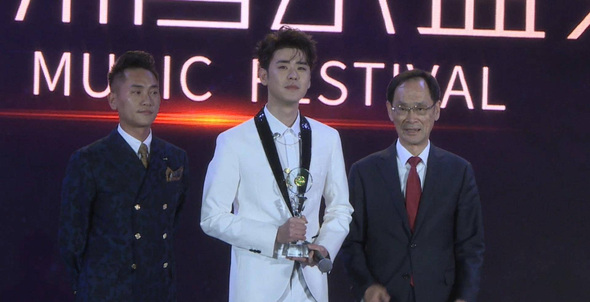 张云雷获年度最具突破男歌手奖,没走红毯也是最帅的大明星_颁奖_身体