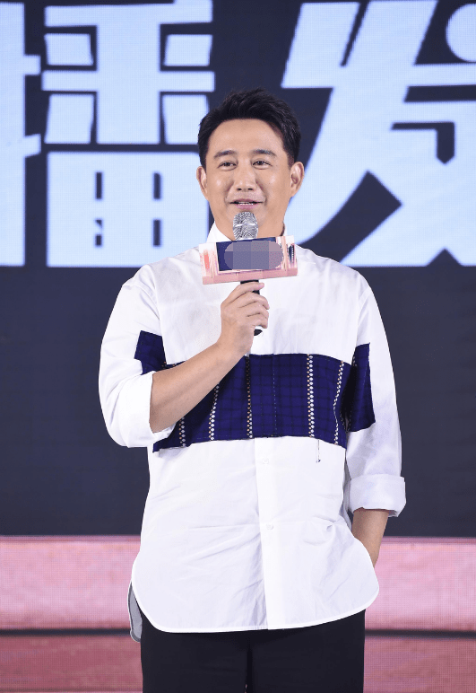 黄磊女儿晒近照,短发造型神似妈妈孙莉,气质出众的她才14岁!