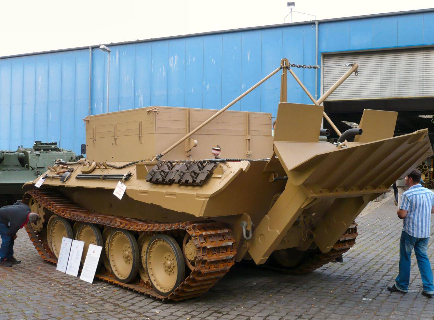 鳄鱼重型装甲步兵战车,在百夫长坦克基础上升级,能衍生变形车_配置