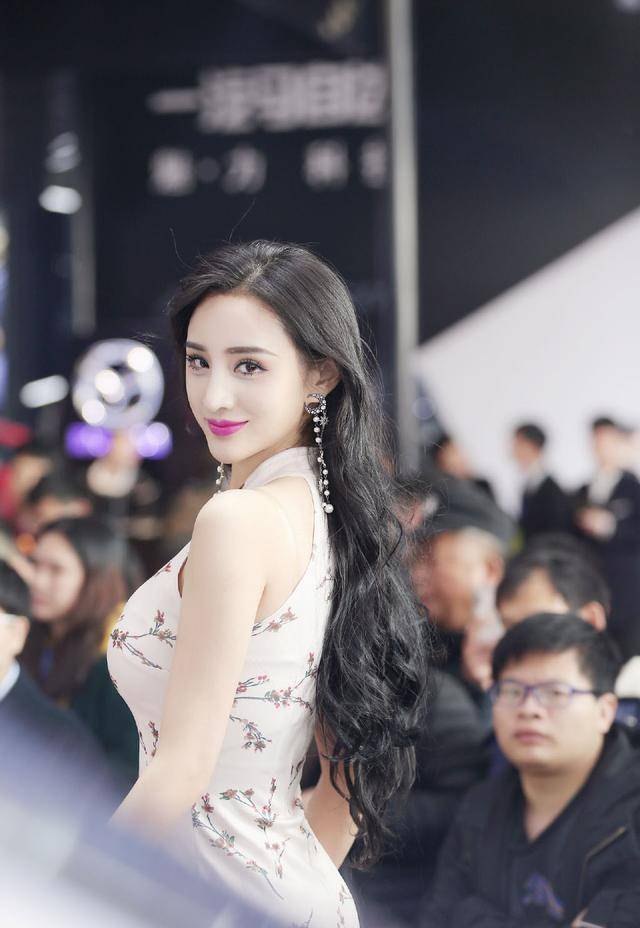 原创25岁校花吴春怡还是第一美腿车模穿旗袍身材曲线吸睛