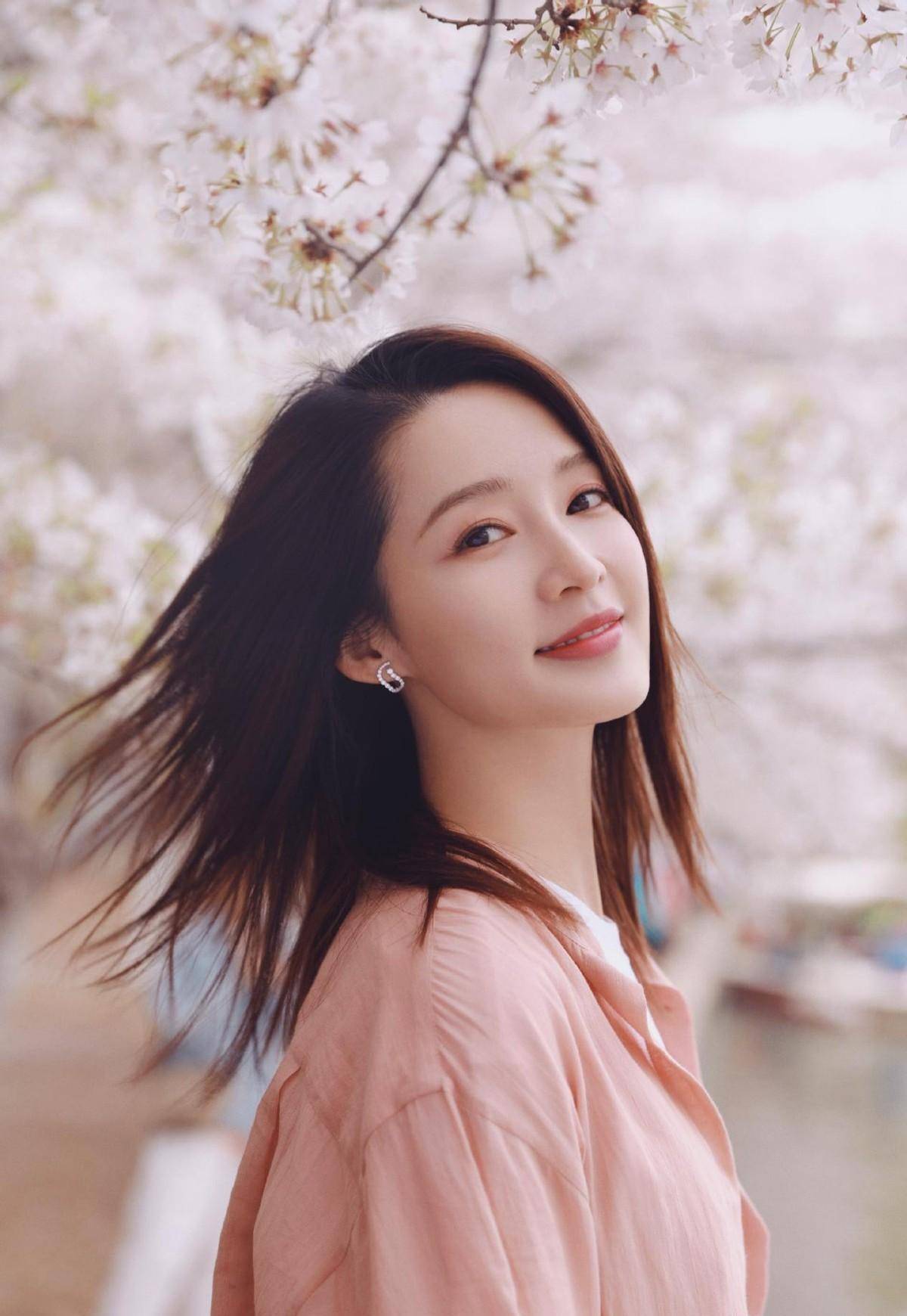 李沁的清纯真不是装的,穿白t恤扎高马尾清爽干净,生图也惊艳_少女