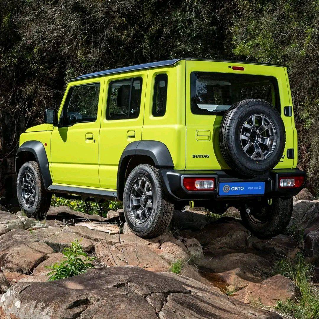 真的很帅气,"五门"铃木吉姆尼亮相,轴距加长,气场更强更实用_搜狐汽车