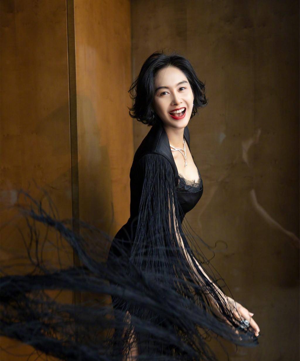 49岁朱茵状态保持真好,礼服造型不输少女,气质依旧"女神级别"_黑色