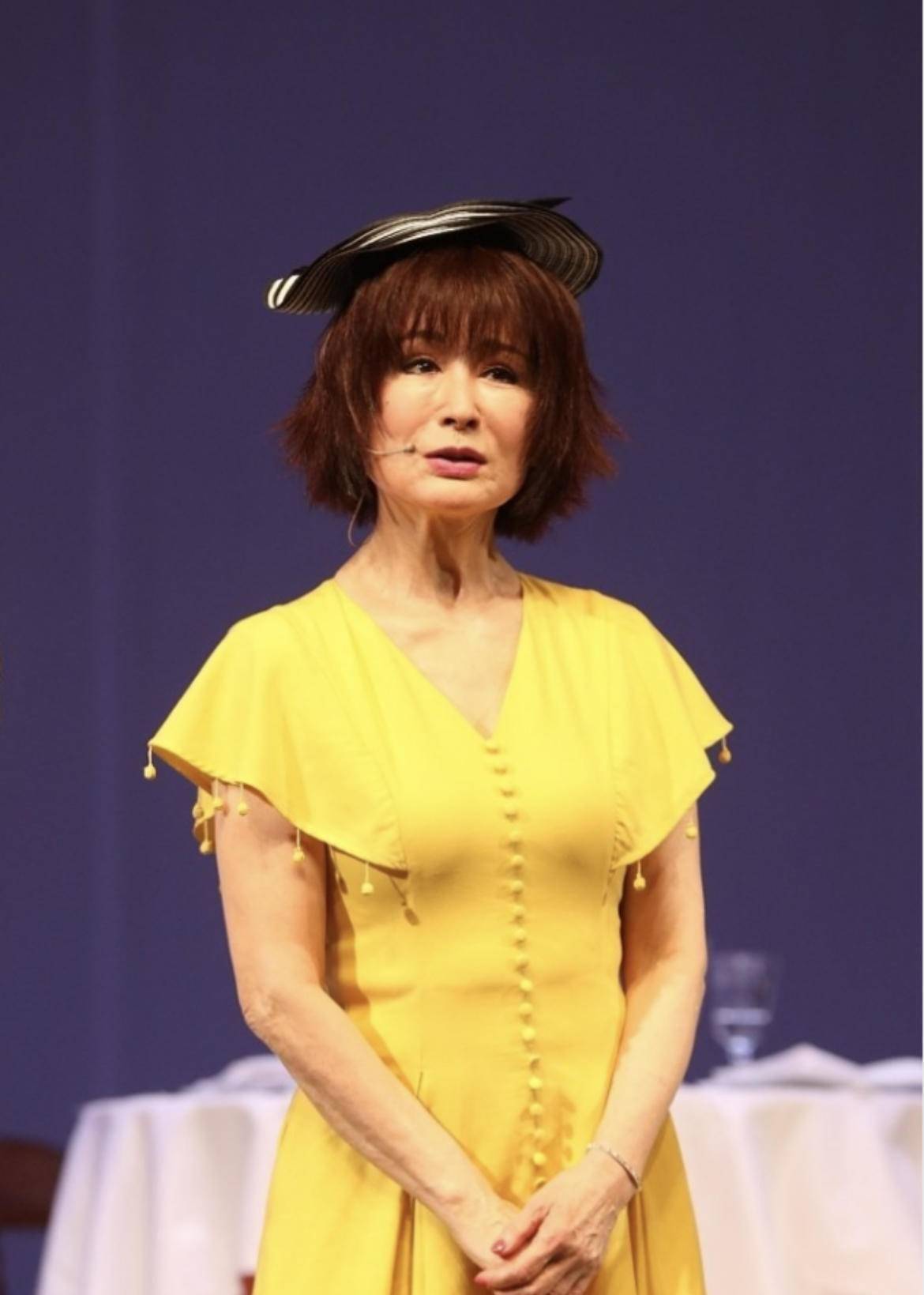 潘迎紫真是"老奶奶中的尤物",72岁还有少女身材,穿衣打扮真嫩_剪裁