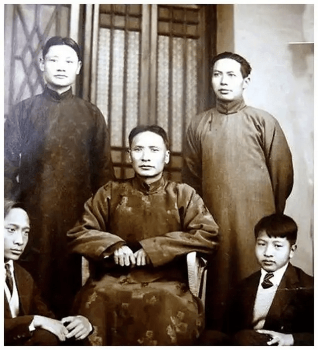 1949年卢汉接蒋介石密杀令,他添了一笔救下200人,起义立下大功_云南