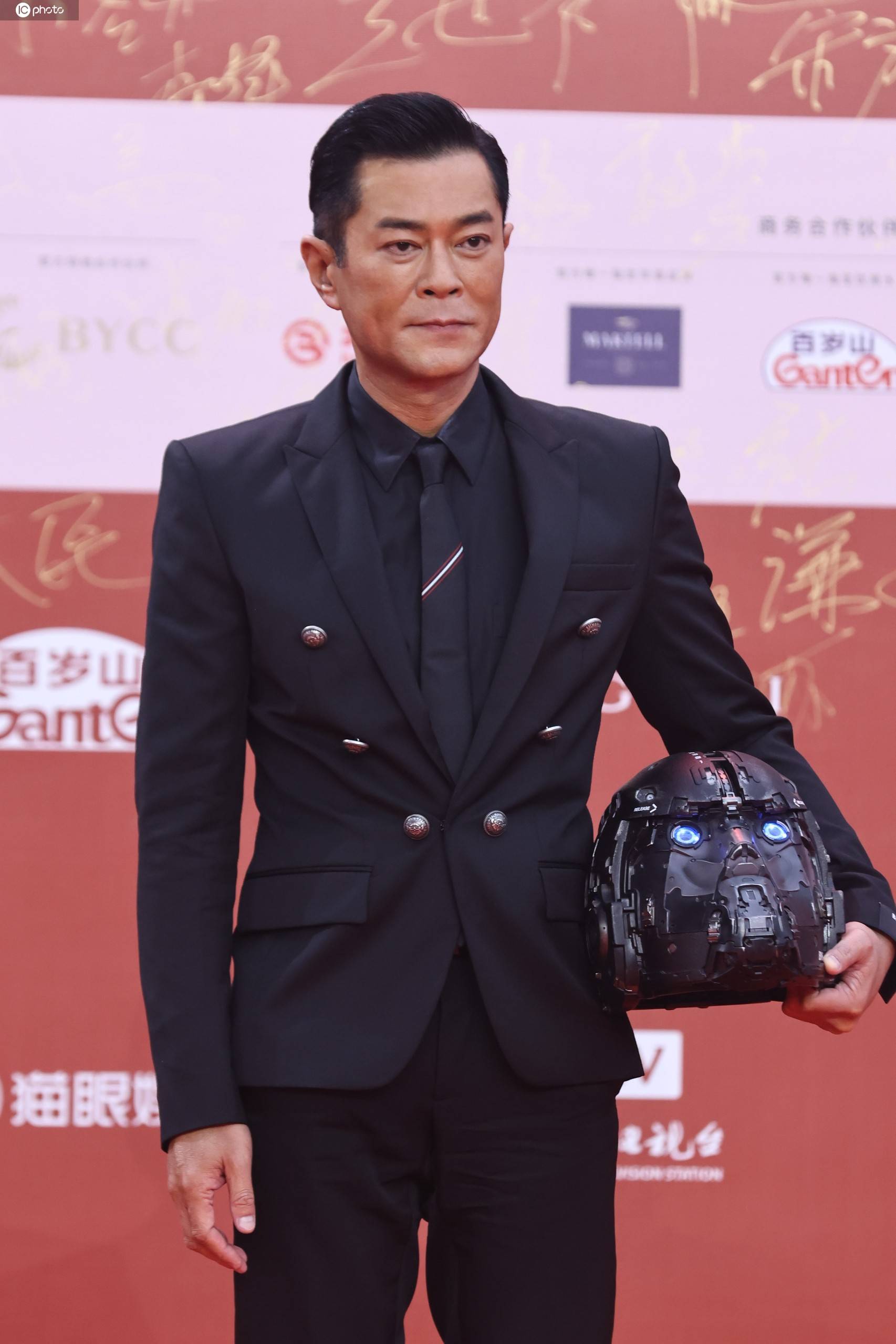 红毯:内地港台明星百花齐放 古天乐显老吴千语小肚腩明显姚晨鸡毛礼服