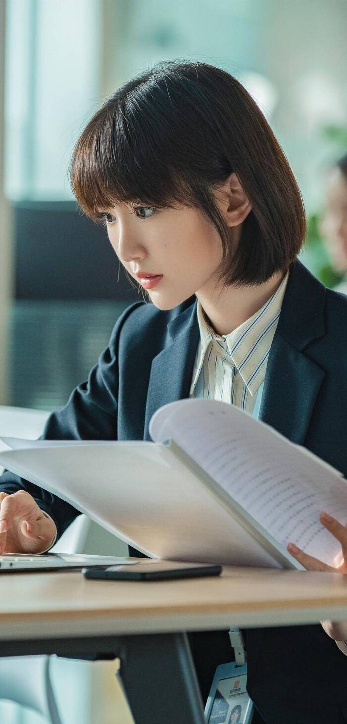 细数毛晓彤在《三十而已》中的服饰,感觉她每件都是乖乖女的形象_look