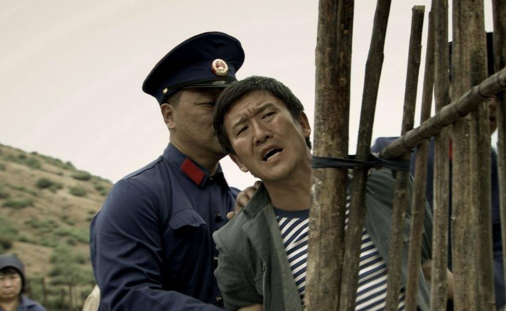 没错,侯岩松就是国产高分电影《喊山》中腊宏的扮演者,演技实力雄厚