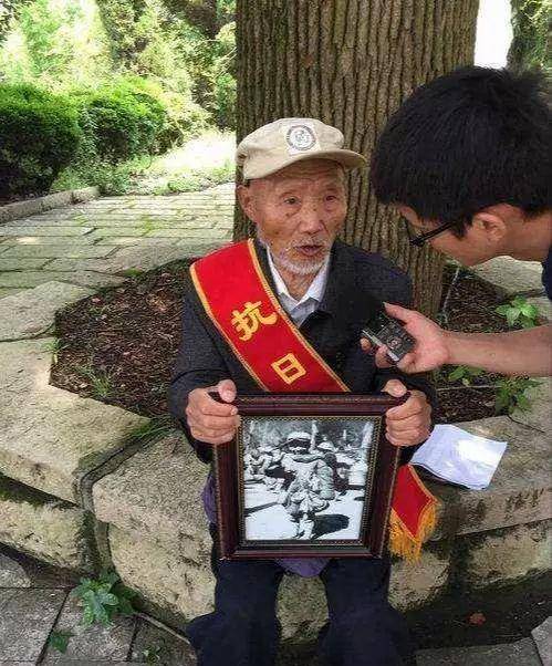 陈友礼是贵州毕节赫章县平山乡人,1931年生,父母早亡.