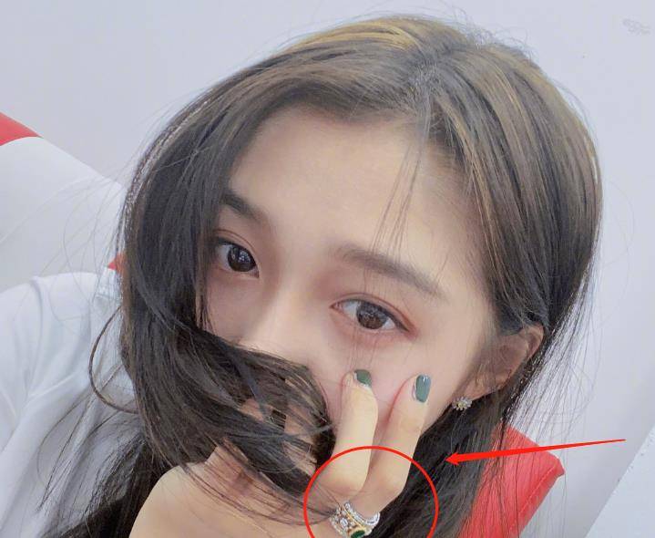 生活中已经很低调地处理这场关系了,但这一次看到关晓彤手上的戒指