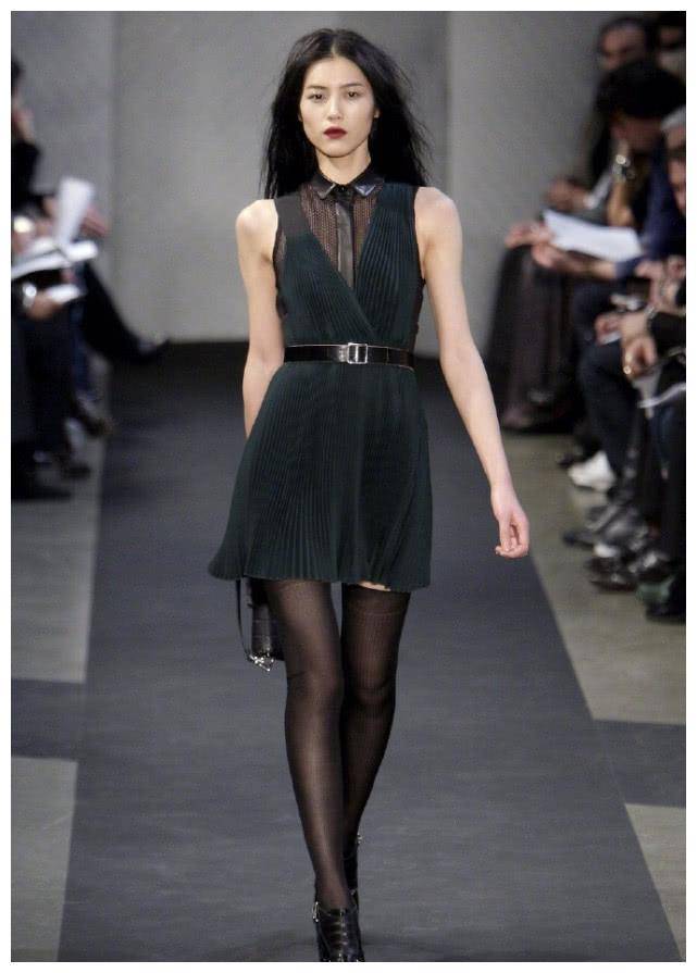 刘雯上台走秀换发型,做了个蘑菇头造型,气质都显得温柔多了!