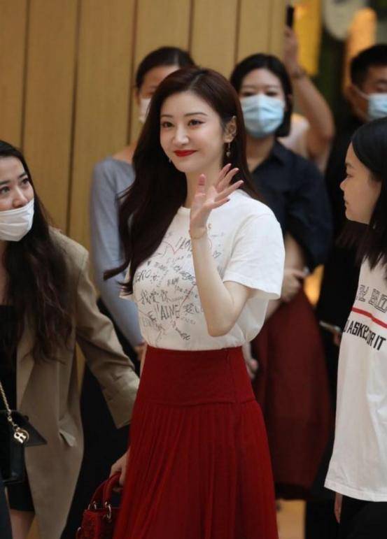 景甜又"胖"了?白t恤加红裙太时尚,旁边女孩超羡慕_女生_红色_因为