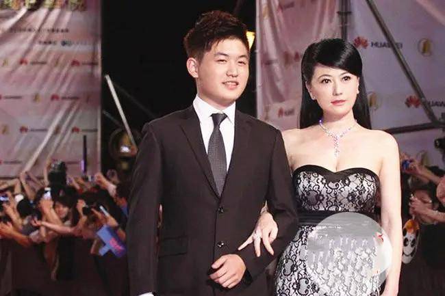 "台女神"戈伟如,穿抹身材裙走红毯,和儿子同框不显老_材质_时尚_服装