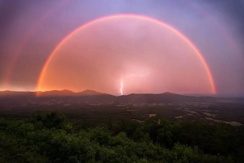 教你如何拍摄：双彩虹下闪电的壮观照片
