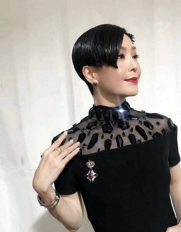 50岁伍咏薇真的越老越美,穿黑色拼接连衣裙配短发,气场好强大_女性