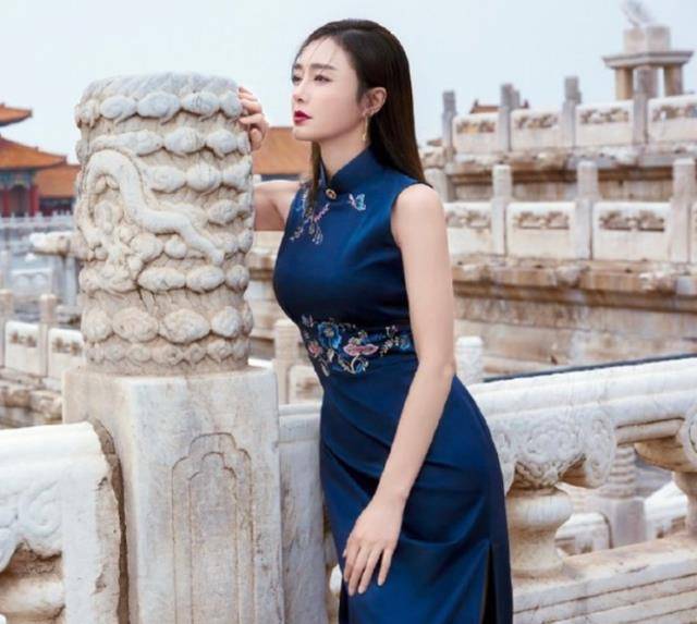 原创秦岚说她不适合穿旗袍被强制换上后这身姿确定是41岁该有的