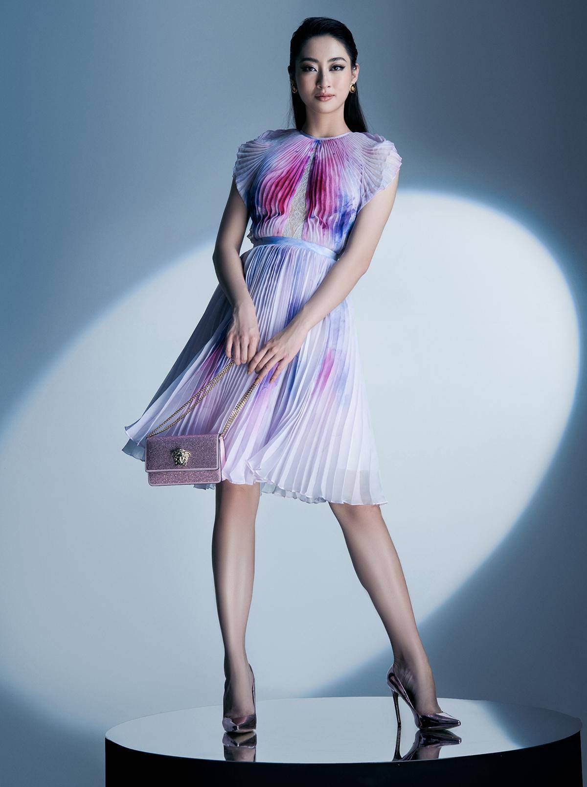 穿连衣裙秀纤细美腿,看呆了_印花_设计的_丝绸