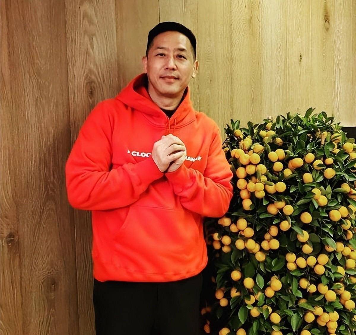 宠溺张国荣20年,那个高攀不起的男人唐鹤德,依旧和小鲜肉传绯闻_香港