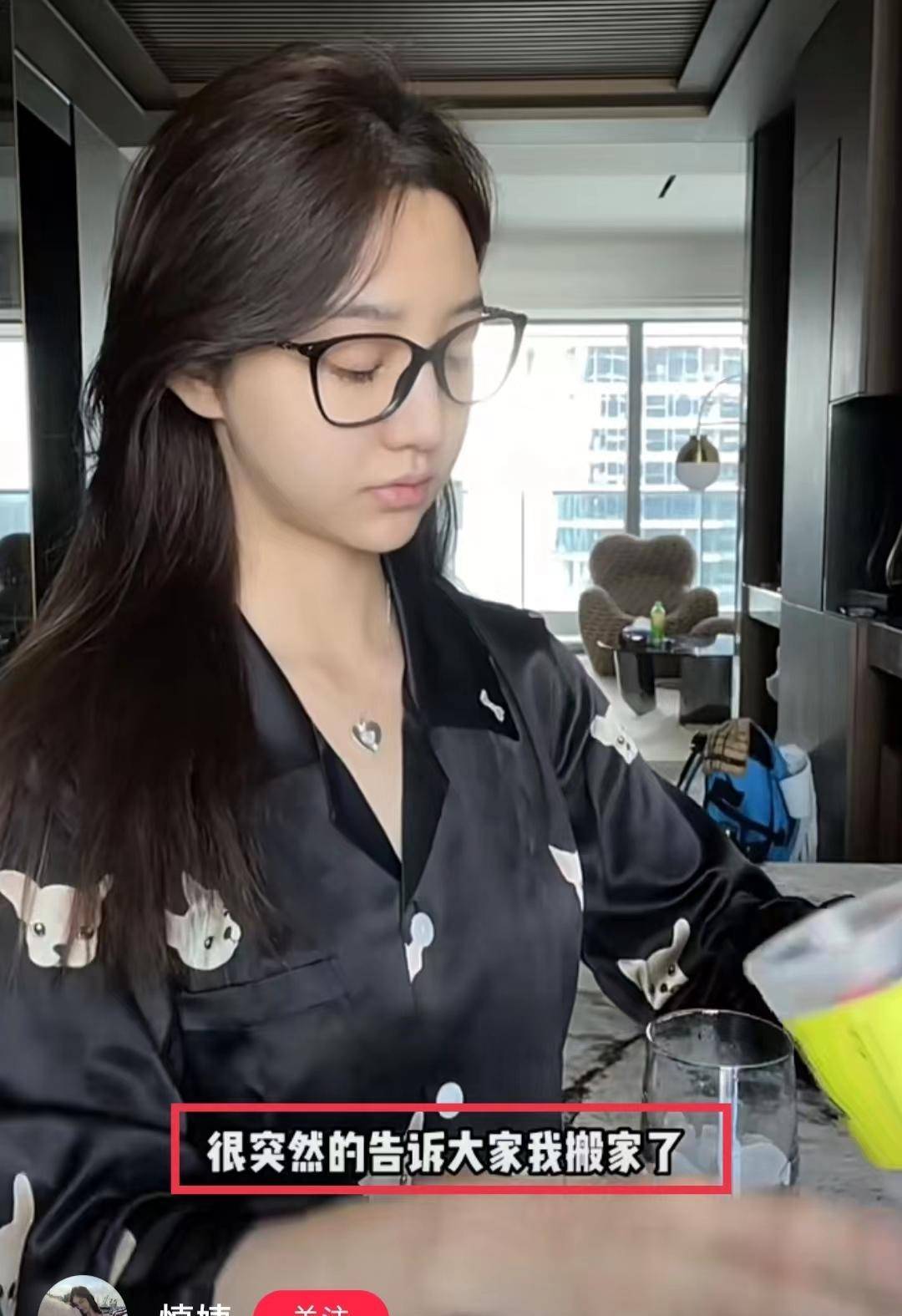 王思聪疑又换新女友带美女网红逛宠物店罕见被赞真人白净帅气