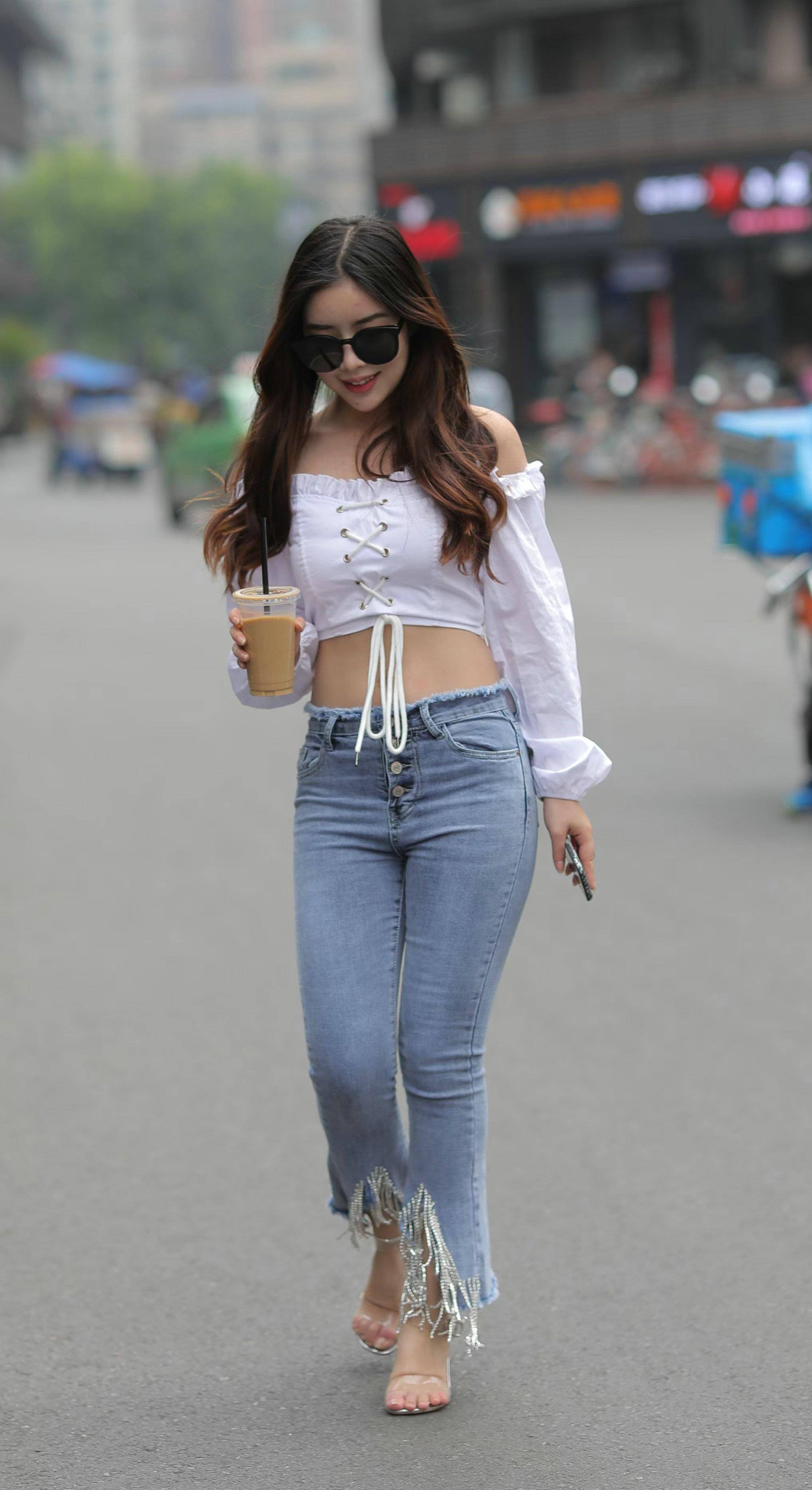 微胖小姐姐搭配一字肩上衣,其实效果也非常不错,凸显了身材魅力