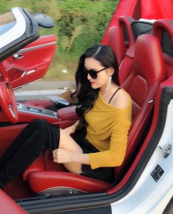 原创香车美女的视觉享受，小姐姐透着一种妙龄女郎的气质