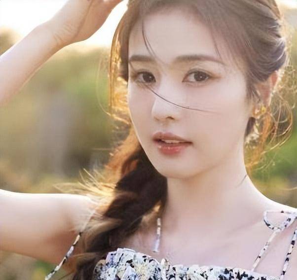 当红小花白鹿真是跟哪位男艺人都是很有cp