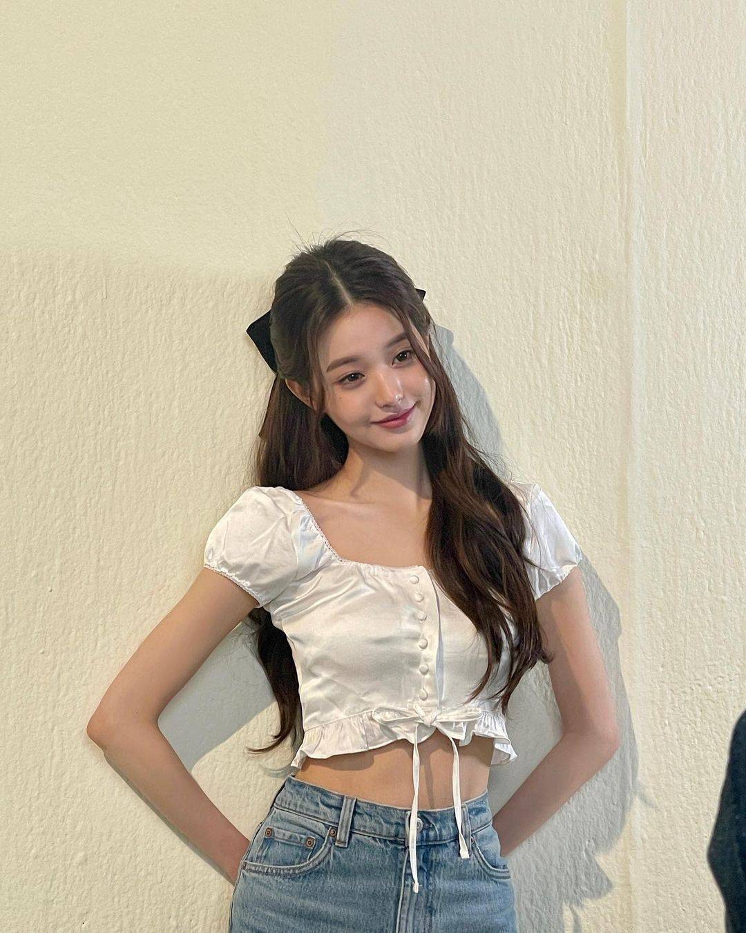 ive张元英近况曝光,身穿露脐上衣拍画报,美貌迷人气质优雅_身材_洋