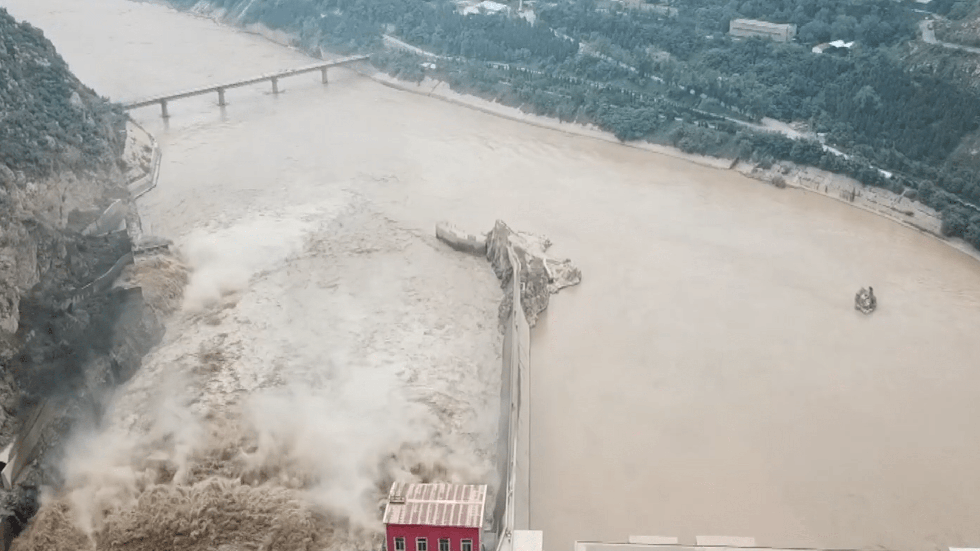 三峡大坝截流24年,堆积泥沙18亿吨,为何不用抽沙船把沙抽走?