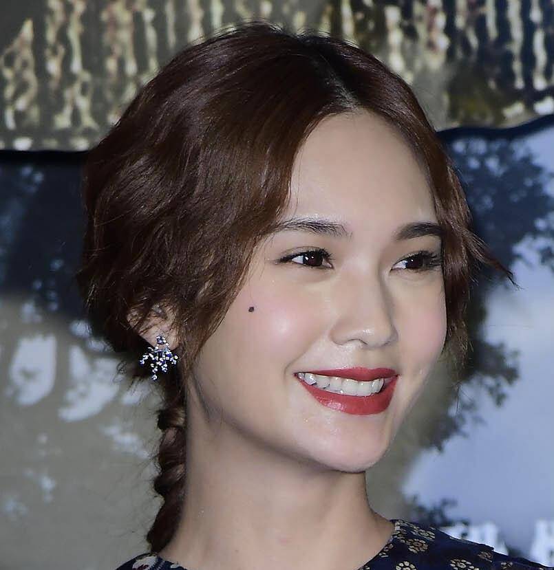 杨丞琳拥有"小圆脸"真减龄,穿一袭薄纱连衣裙亮相,也不像阿姨_设计的