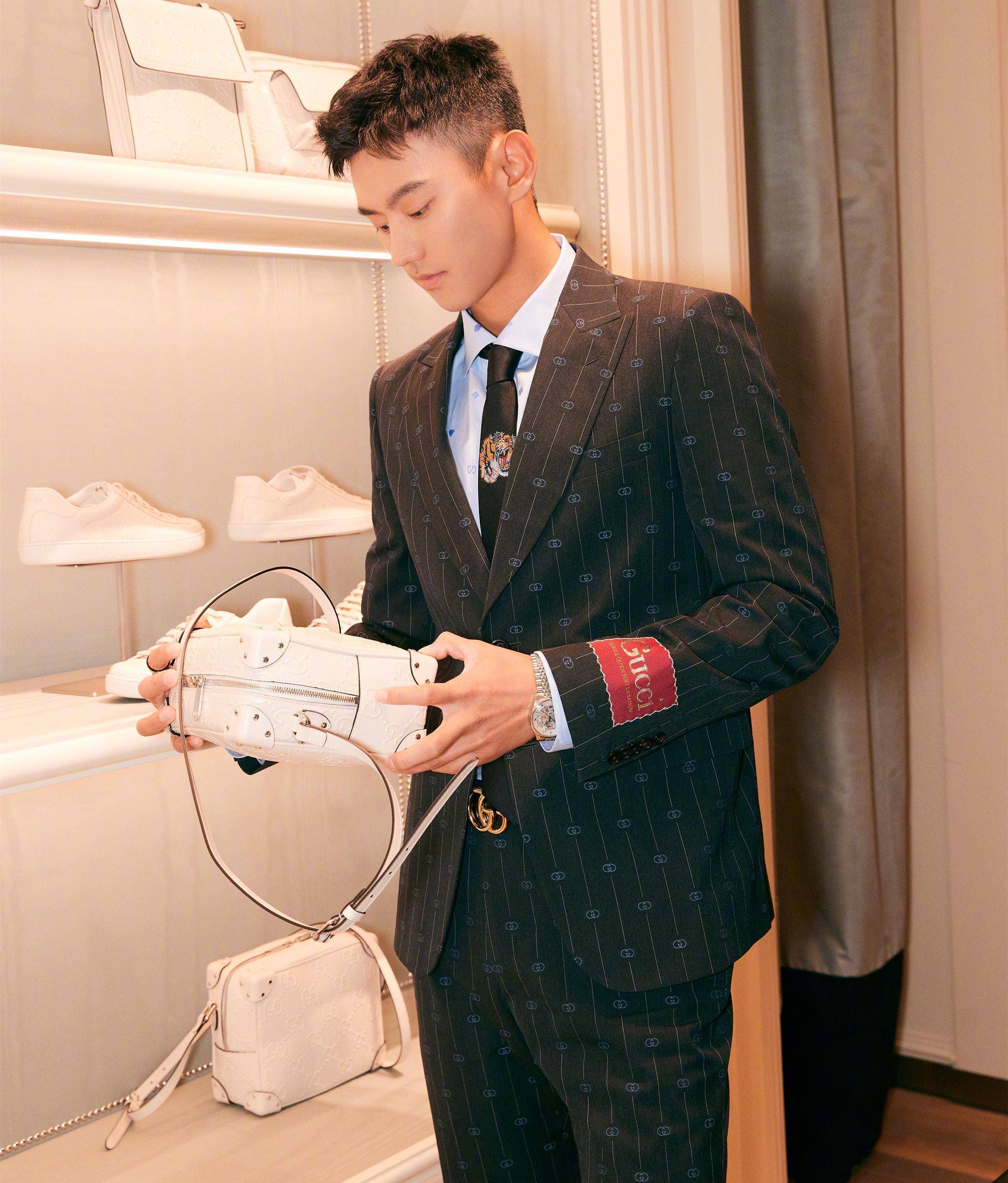 宁泽涛亮相奢侈品店!穿大牌西装搞推广,运动员都爱转型当明星?