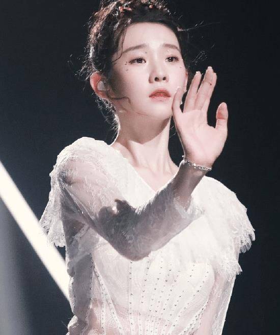 张艺凡才刚出道10天,徐艺洋对她的称呼就变了,关系好坏一目了然