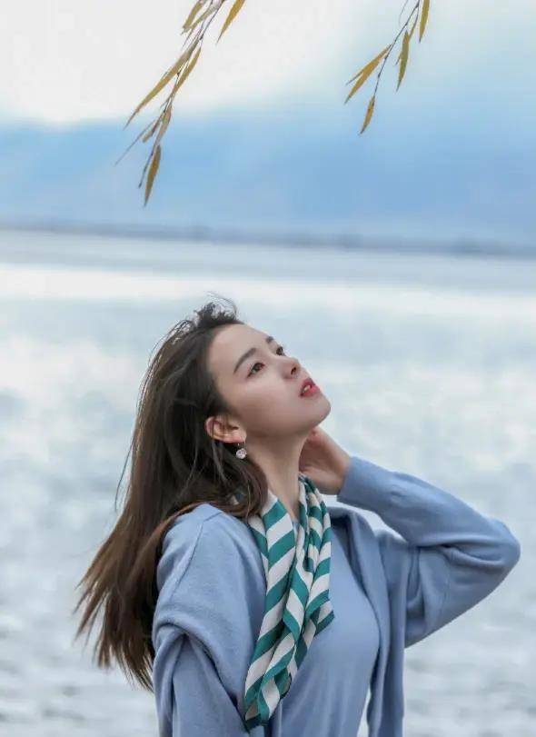 陈瑶清纯如校园学生,穿蓝色服装美出新高,又是一颜值小花_衬衫_女生