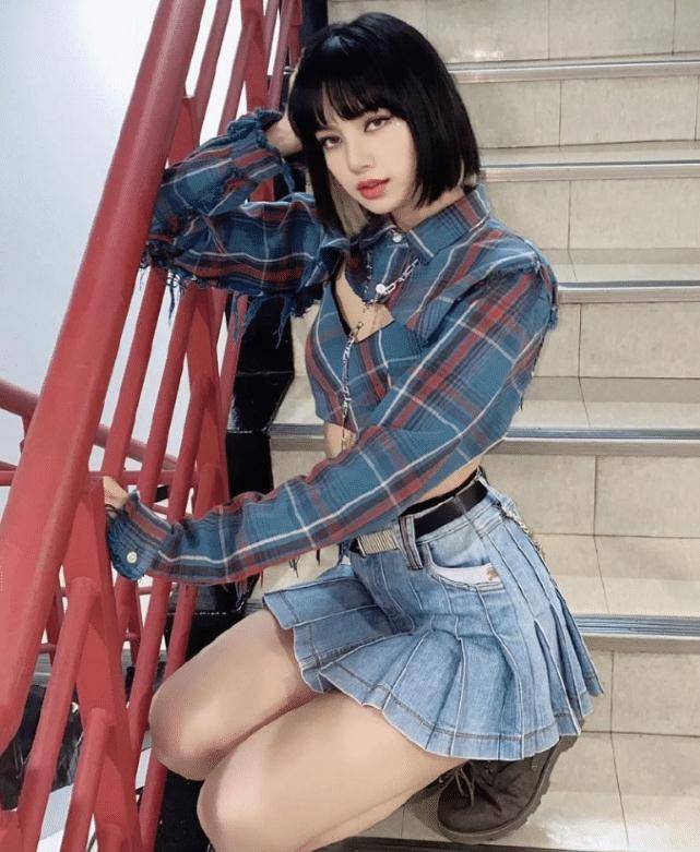 论穿"黑透丝"只服lisa,故意破烂到尽头,一般女子绝驾驭不了_造型_形象