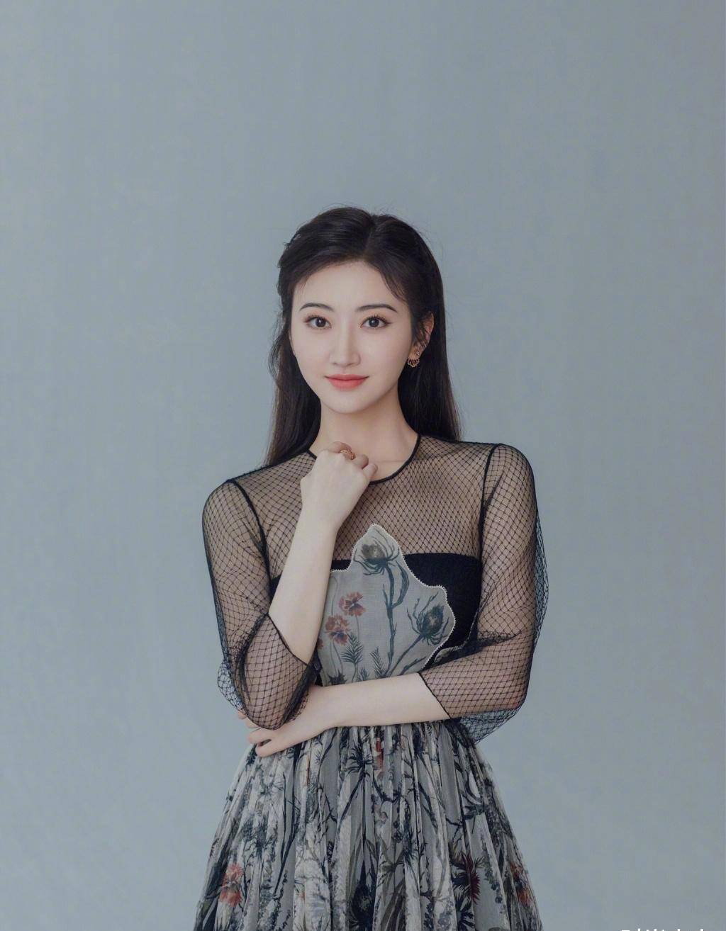 景甜穿轻纱裙优雅大气,肩膀时尚更微露美肌,太有女人味了_身材_黑色