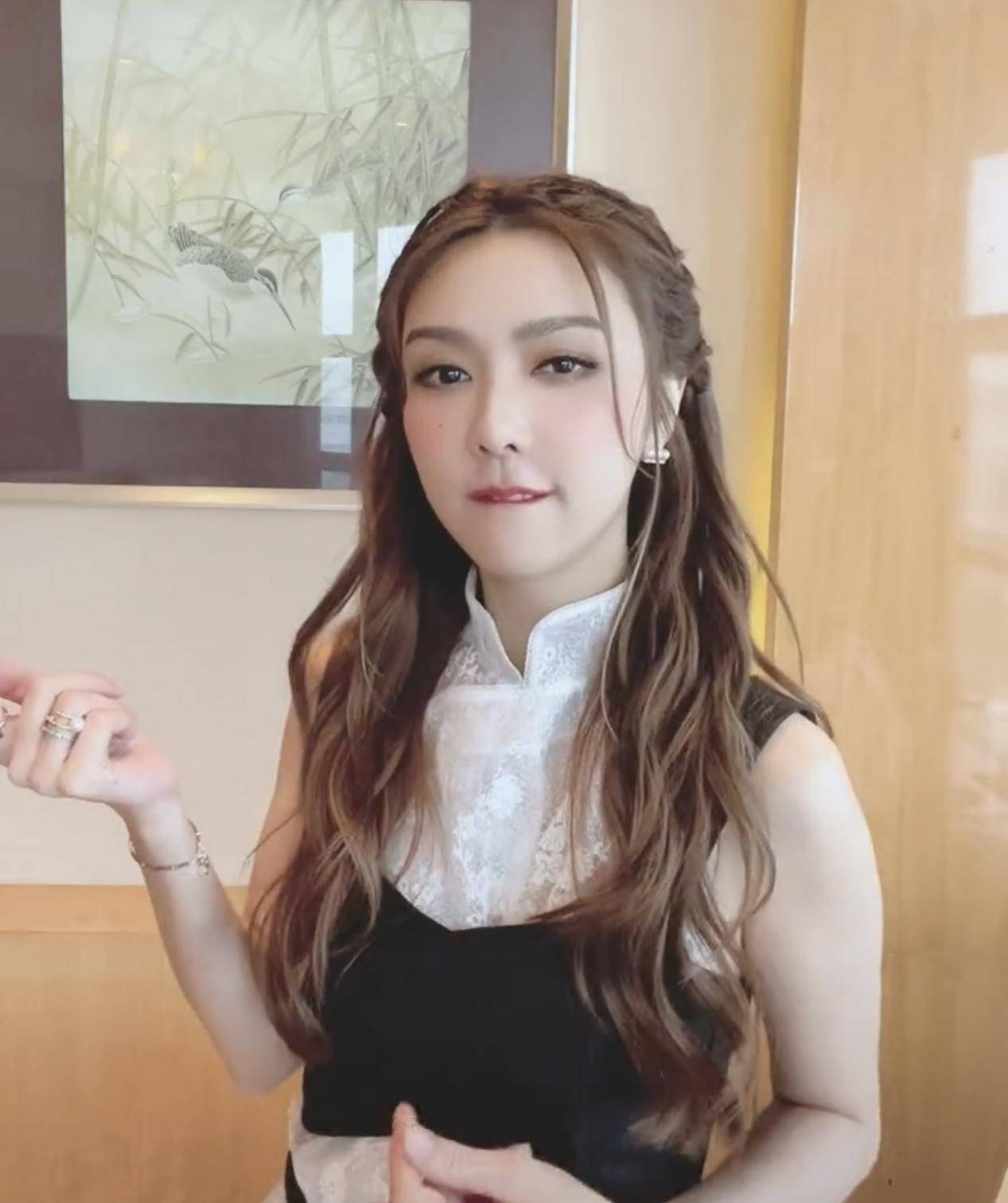 原创39岁薛凯琪在家假弹吉他穿时尚裙配吊带抿嘴动作太像邓紫棋